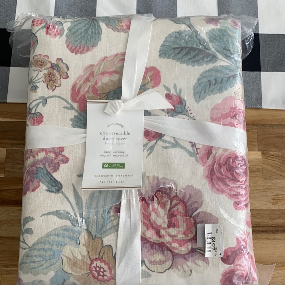 Pottery Barn NWT Elia reversible duvet cover king/cal King